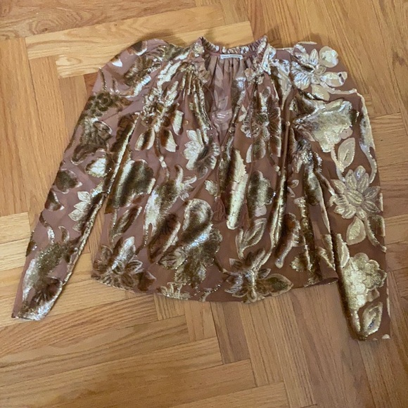 Beautiful gold blouse perfect for many occasions - Picture 1 of 6